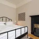 Gorgeous 4 Bed Apartment Right Beside The Meadows